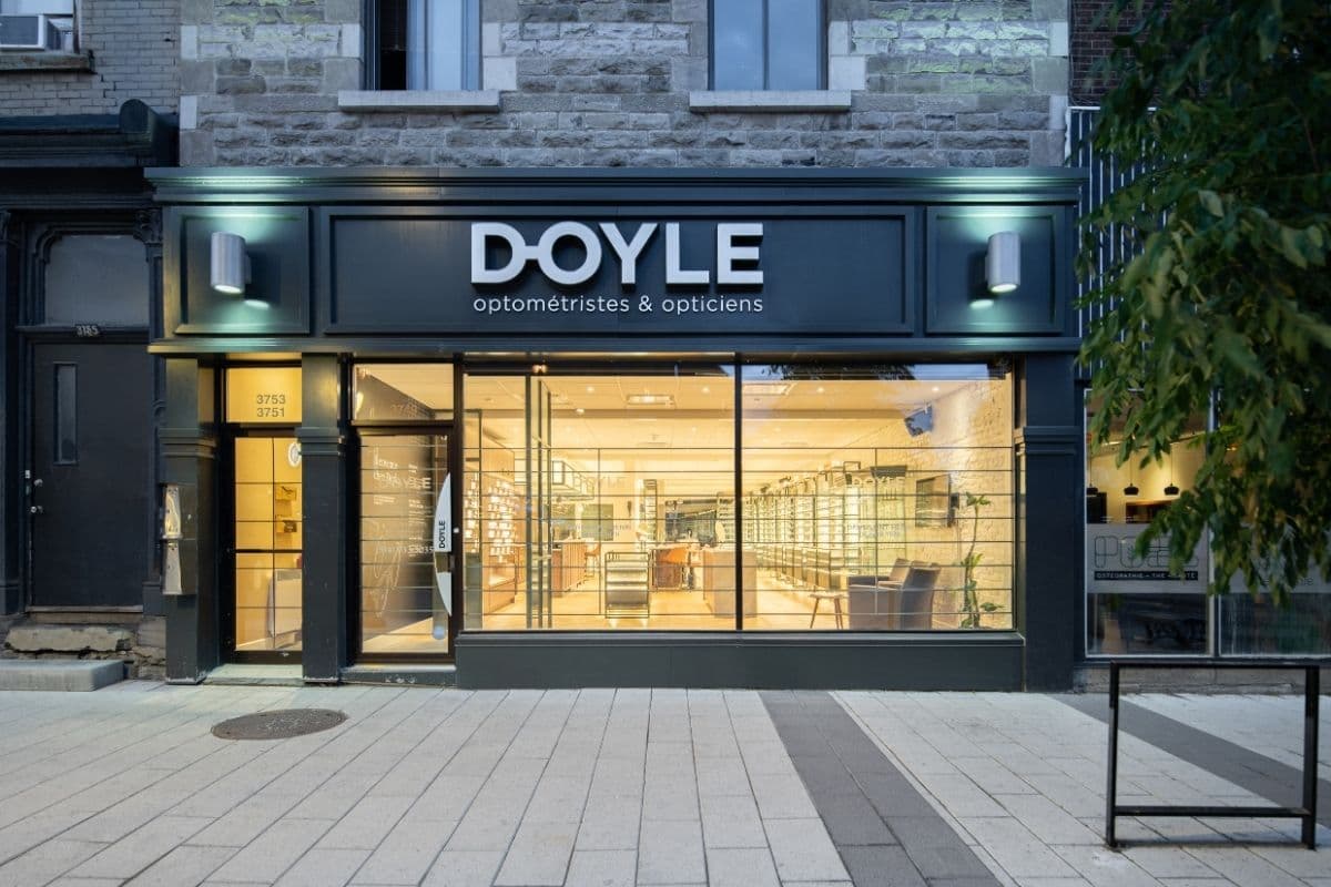 Devanture de la lunetterie Doyle à Saint-Henri : enseigne sur façade foncée et grande vitrine éclairée