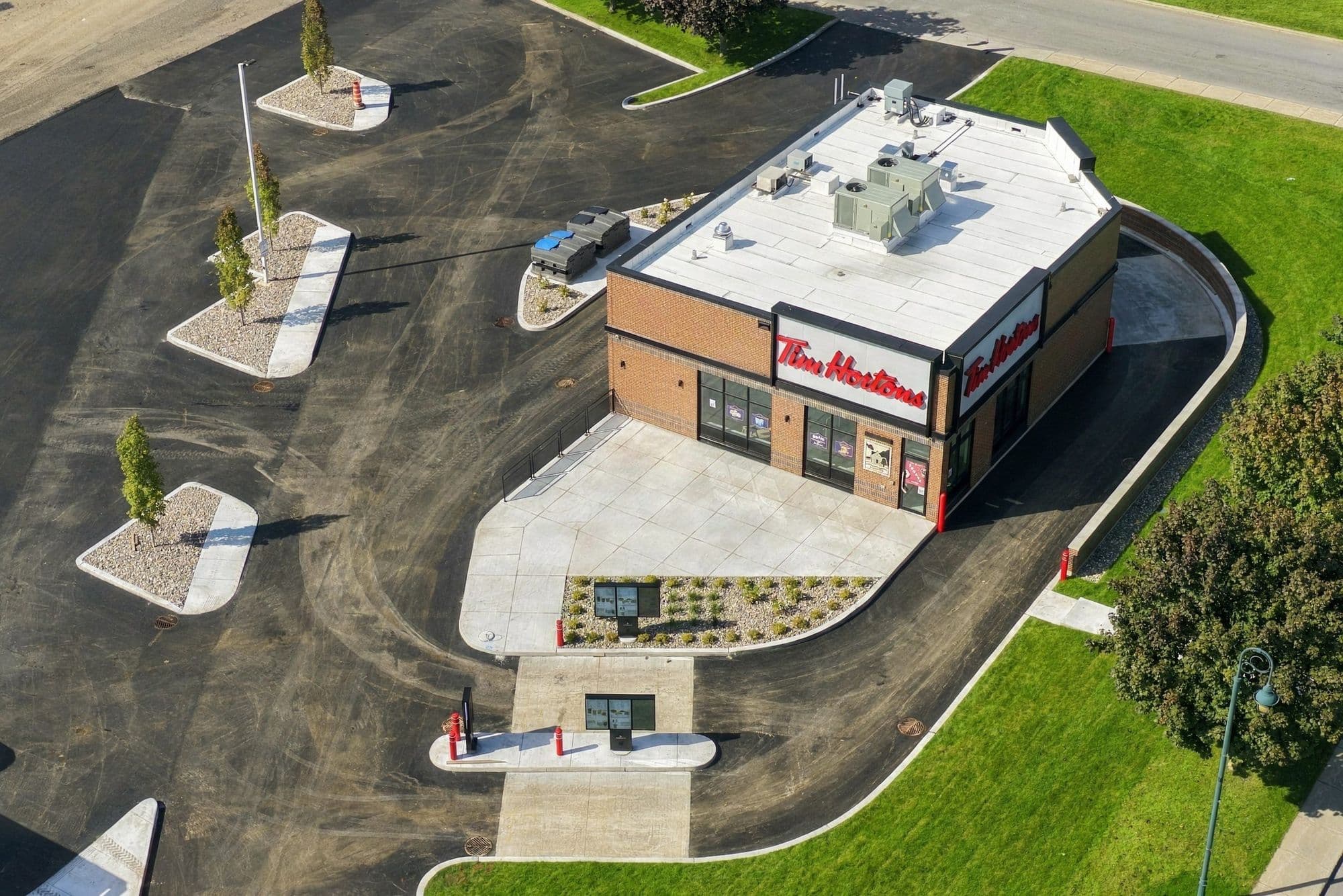 Vue aérienne du restaurant, de son stationnement et de la voie de service au volant