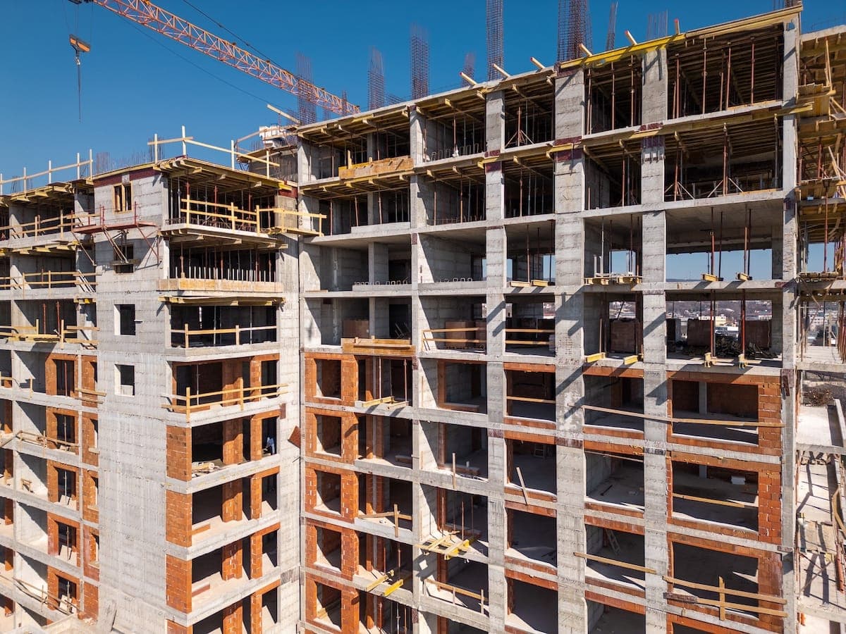 Tour résidentielle en construction au soleil