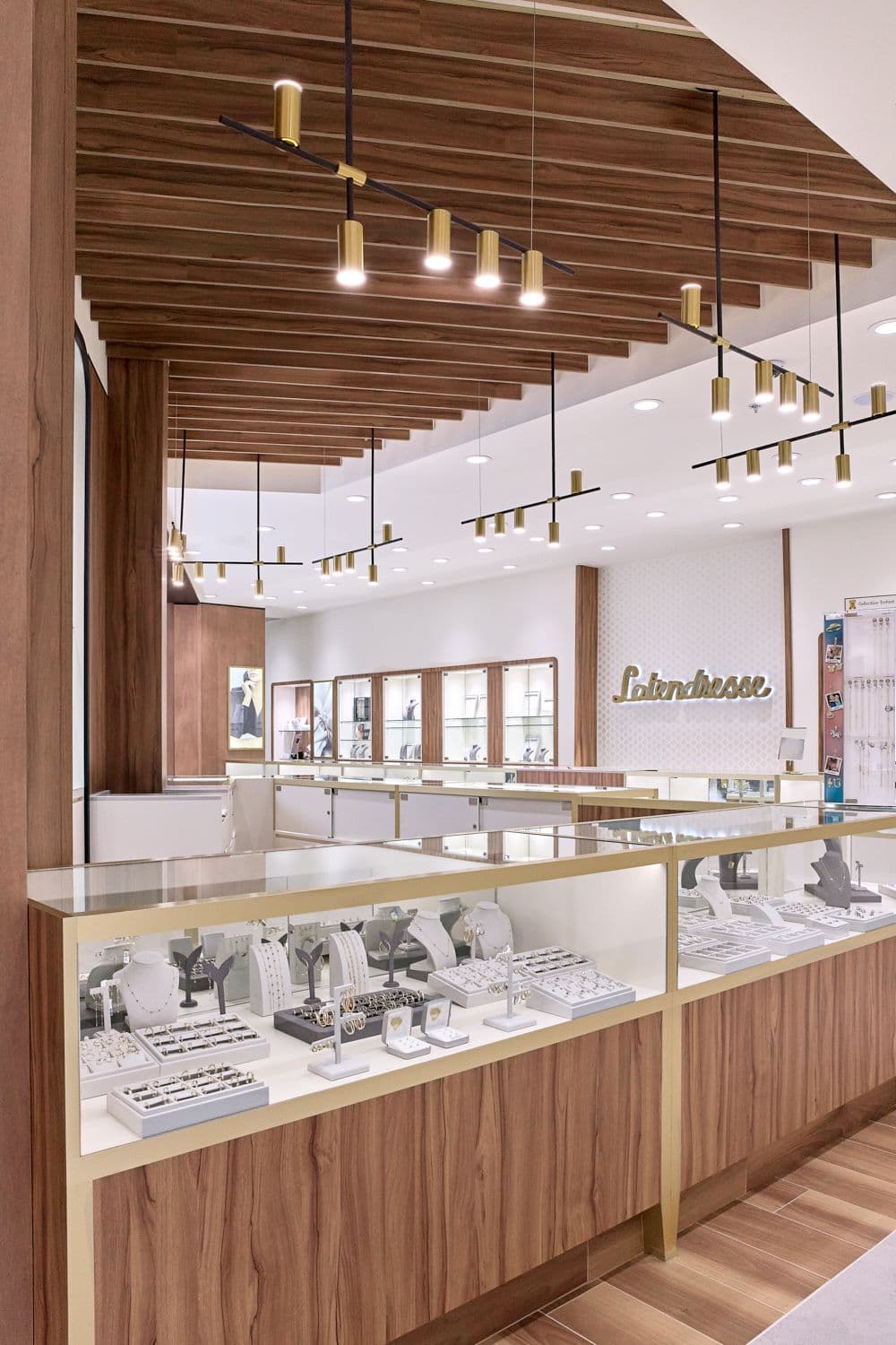 Allée centrale de la bijouterie sous le plafond de lattes de bois