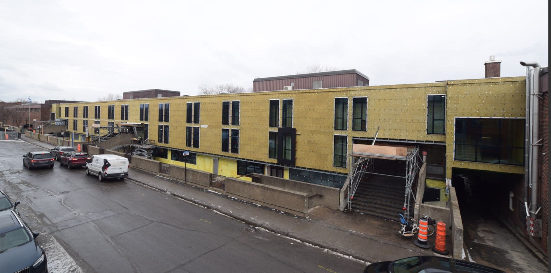 Façade de l’École Charles-Lemoyne pendant les travaux de réfection de l’enveloppe
