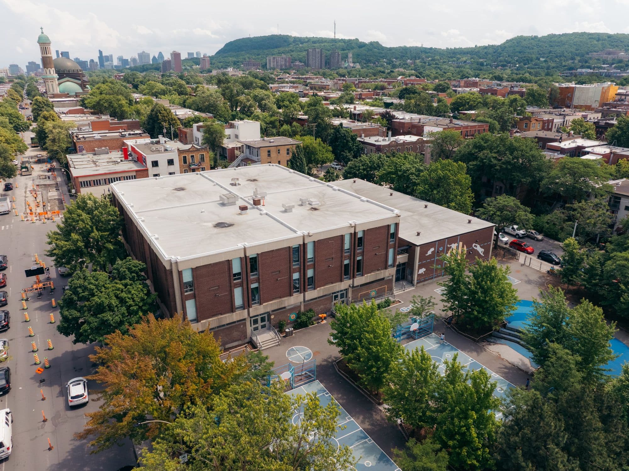 Vue aérienne de l’École Lambert-Closse et de sa cour, dans un quartier résidentiel de Montréal
