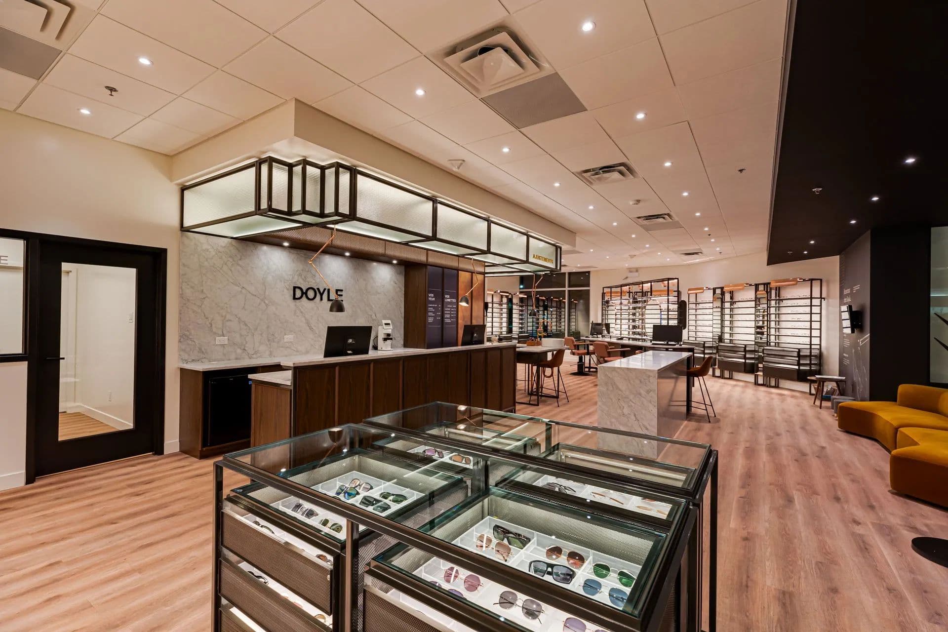 Vue d’ensemble de la boutique avec vitrine de montures, comptoir d’accueil et salle de présentation