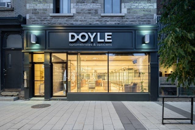 Devanture de la lunetterie Doyle à Saint-Henri, vue de la rue
