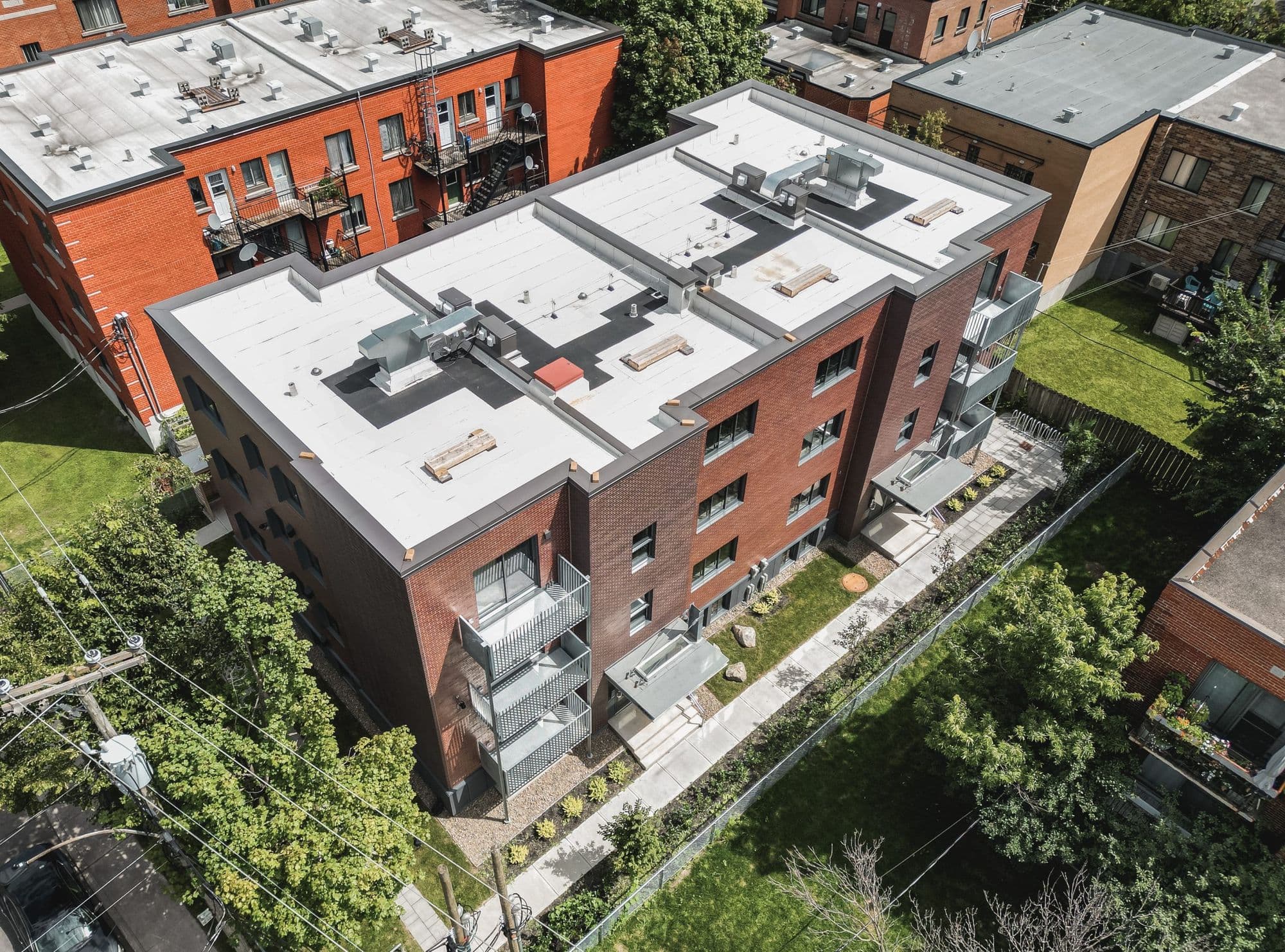 Vue aérienne en angle de l’immeuble et de ses aménagements extérieurs