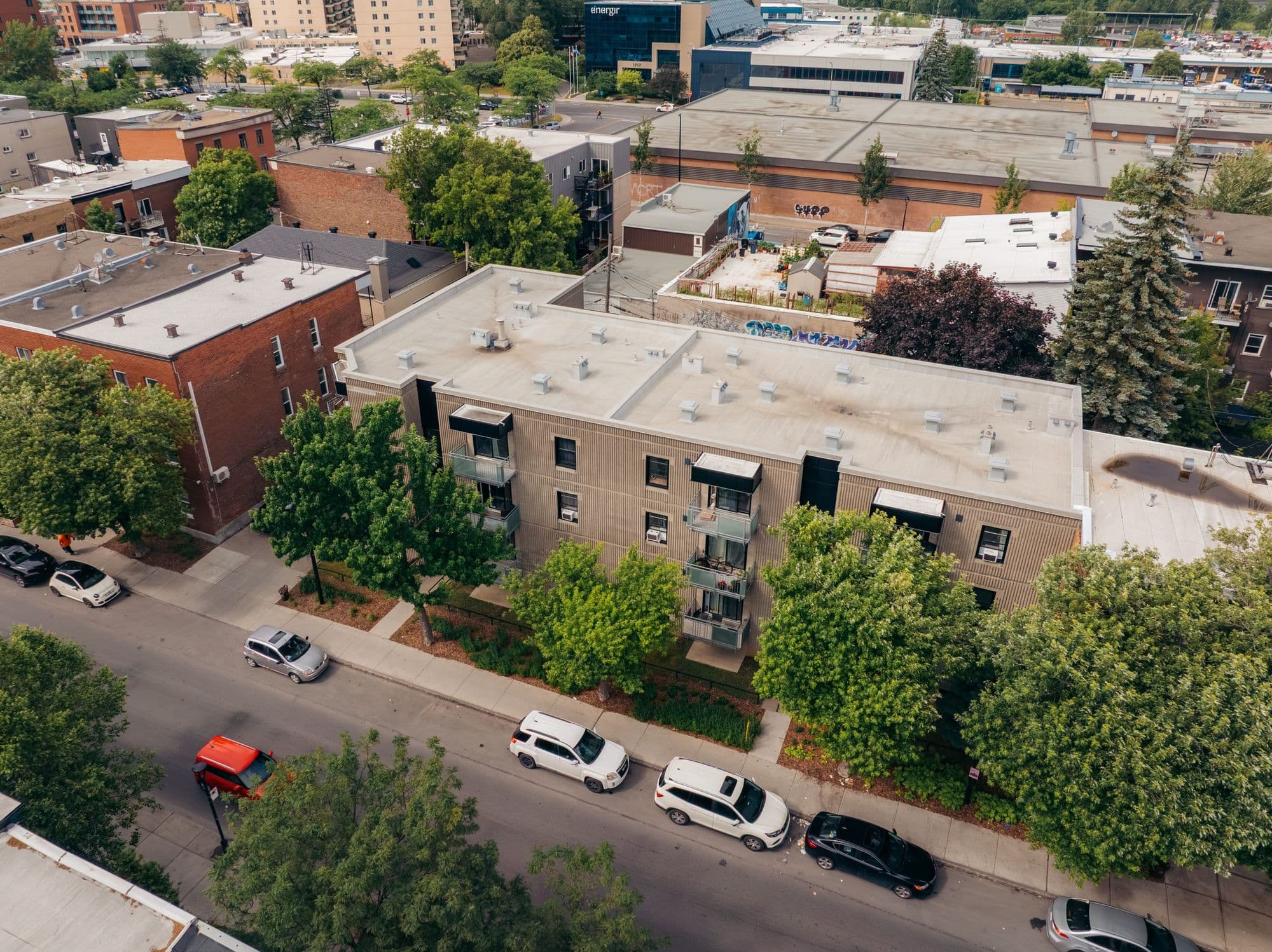 Vue aérienne rapprochée de l’immeuble et de ses balcons