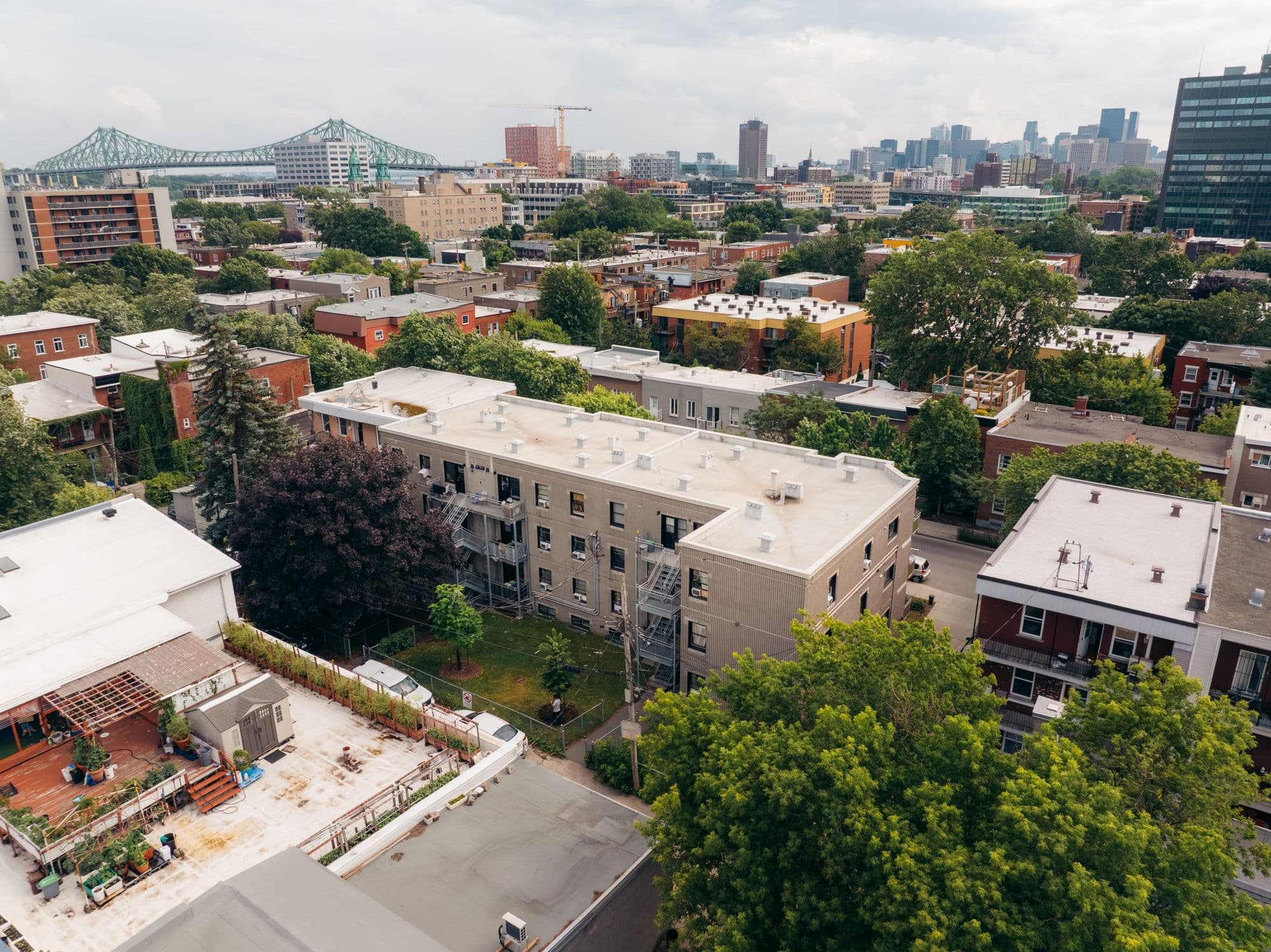 Vue aérienne du quartier, avec le pont Jacques-Cartier et le centre-ville de Montréal à l’horizon